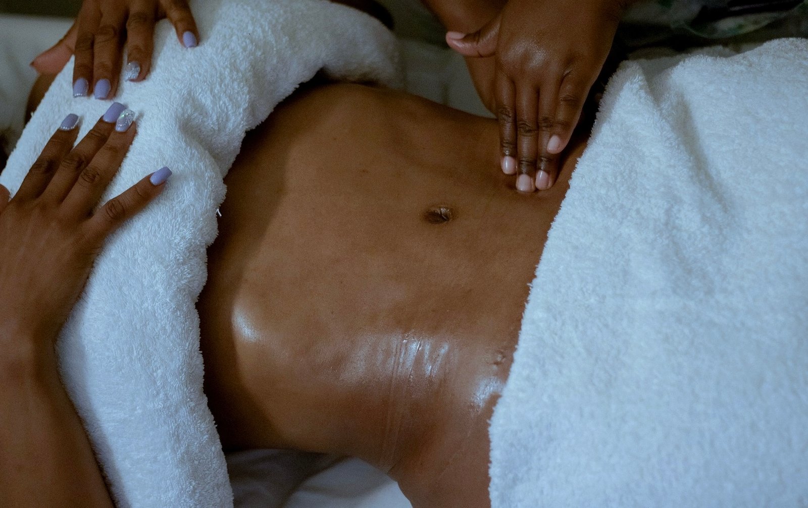 Mujer recibiendo masaje relajante